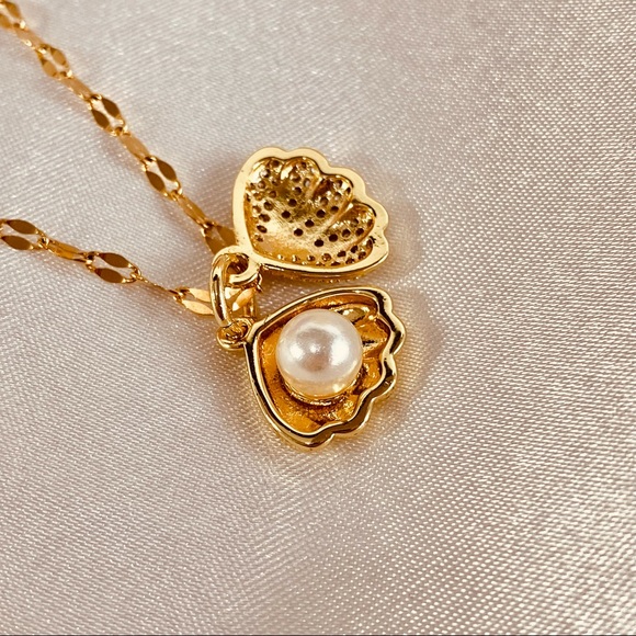 Seashell -Pearl CZ Pendant Dainty Chain Necklace in Gold - Picture 5 of 10